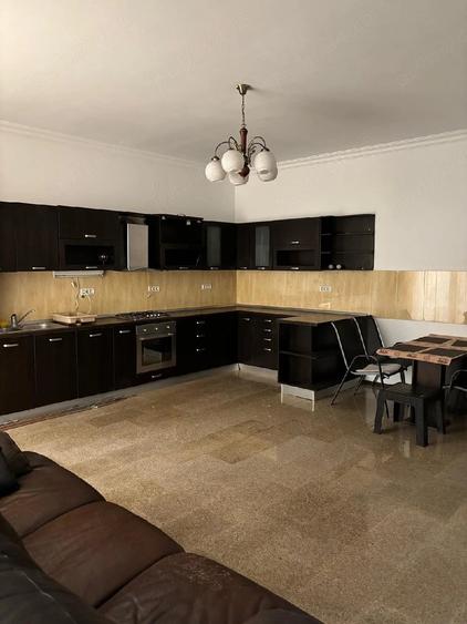 Casă cu 6 camere cu Teren 200 Mp în Tomis II