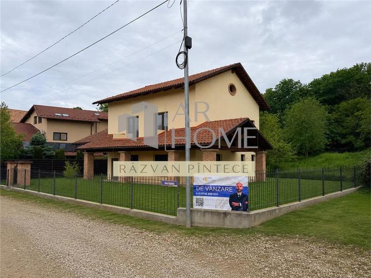 Casă individuală cu 4 camere cu Garaj în Păulești