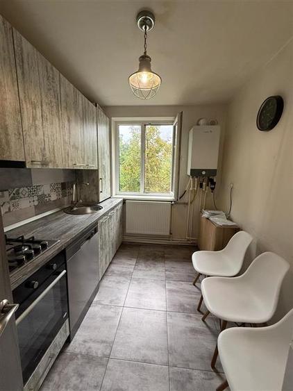 Apartament cu 3 camere semidecomandat în Podu Roș