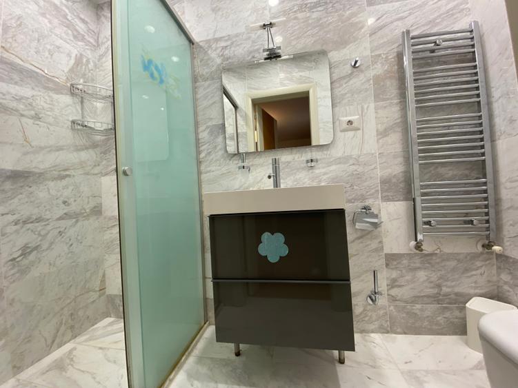 Casă cu 8 camere cu Garaj în Pipera