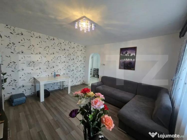 Apartament cu 3 camere decomandat în Micro 4