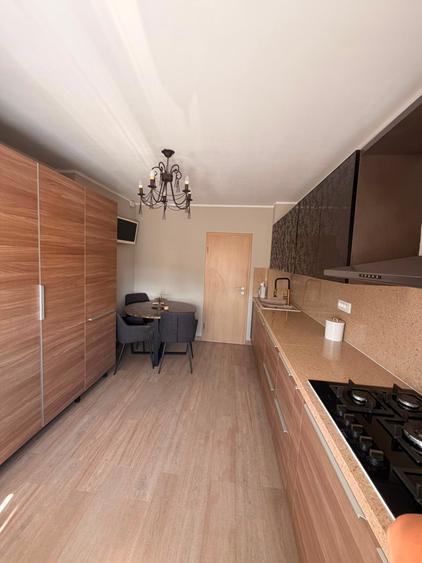 Apartament cu 3 camere decomandat în Victoriei