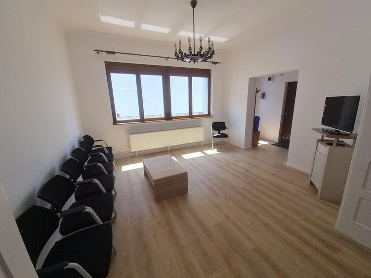 Casă cu 4 camere cu Teren 300 Mp în Central