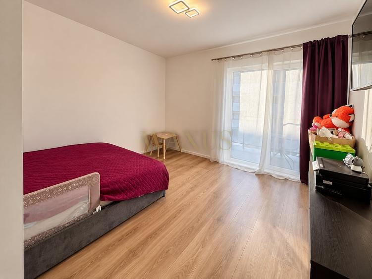 Apartament cu 3 camere semidecomandat, mobilat în Florești