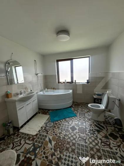 Casă cu 5 camere cu Teren 1000 Mp în Central