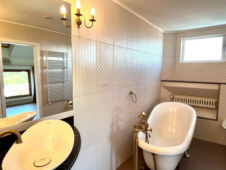 Apartament cu 4 camere semidecomandat, mobilat în Zorilor