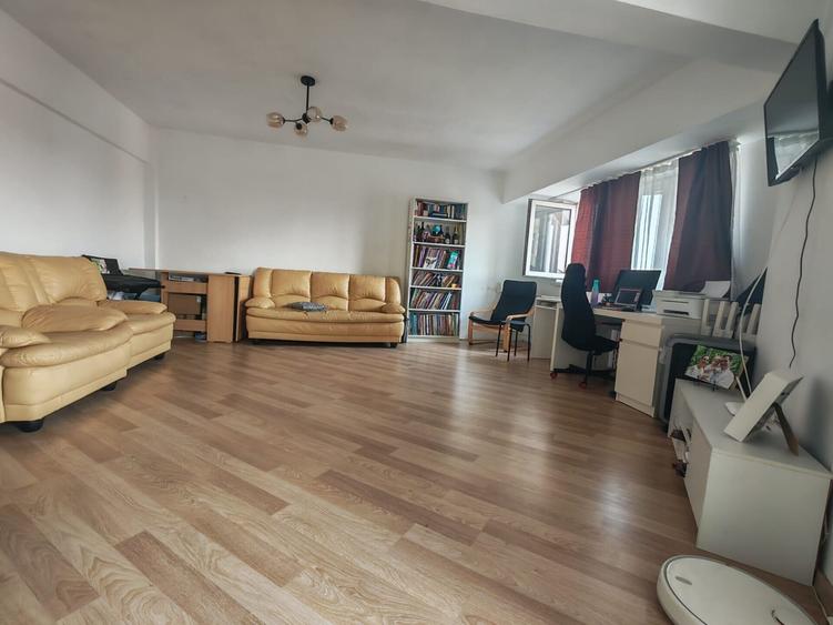 Apartament cu 3 camere decomandat în Universitate