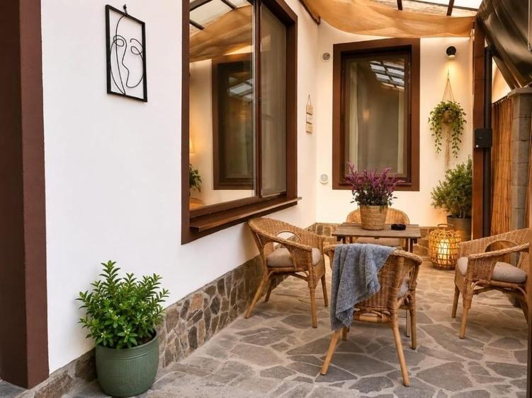 Apartament cu 4 camere decomandat, mobilat în Central