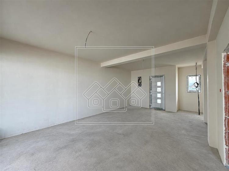 Duplex cu 4 camere cu Canalizare în Șura Mică
