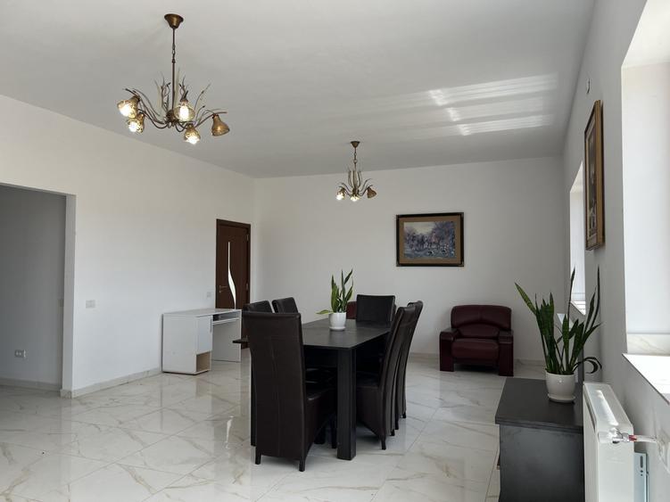 Casă individuală cu 4 camere cu Piscina în Frumușani