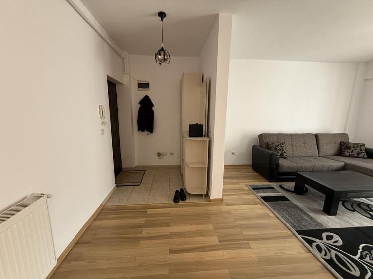 Apartament cu 2 camere semidecomandat, mobilat în Central