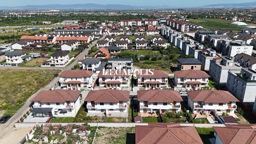 Duplex cu 4 camere cu Canalizare în Sânpetru
