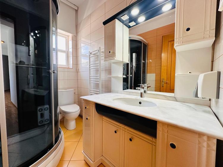 Casă individuală cu 9 camere cu Canalizare în Vatra Luminoasă