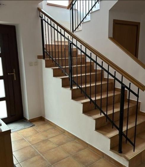 Casă individuală cu 5 camere cu Teren 250 Mp în Tei