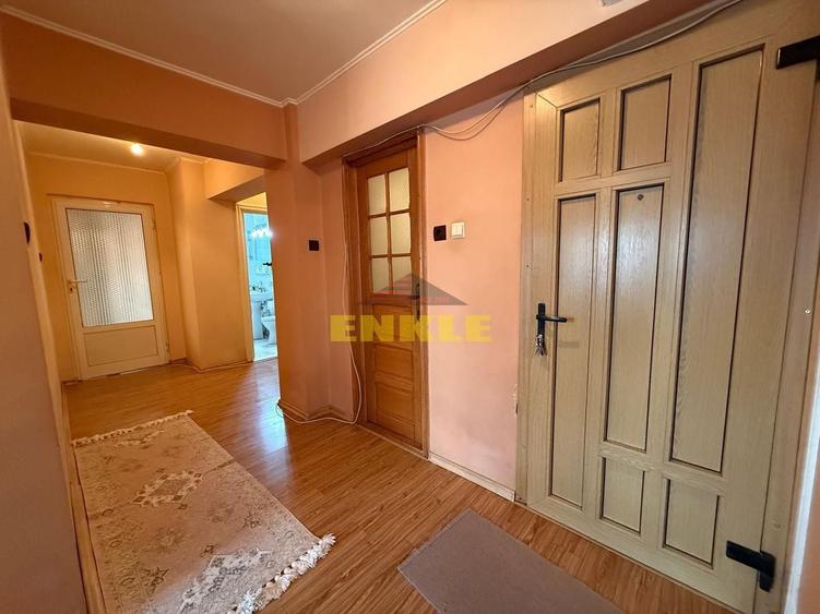 Apartament cu 3 camere decomandat, mobilat în Central