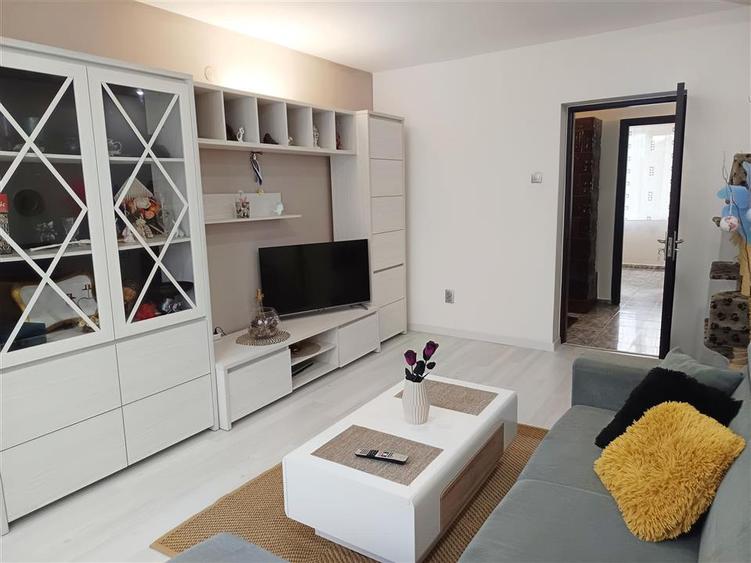 Apartament 3 camere in zona centrala Moldova Noua - 4