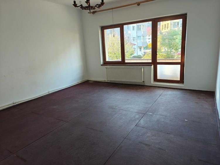 Casă cu 4 camere cu Teren 230 Mp în Drumul Carului