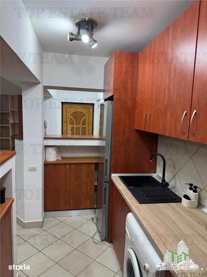 Apartament cu 3 camere semidecomandat, mobilat în Centrul Civic
