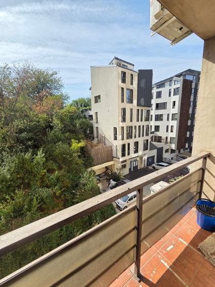 Apartament cu 2 camere semidecomandat în Văcăresti