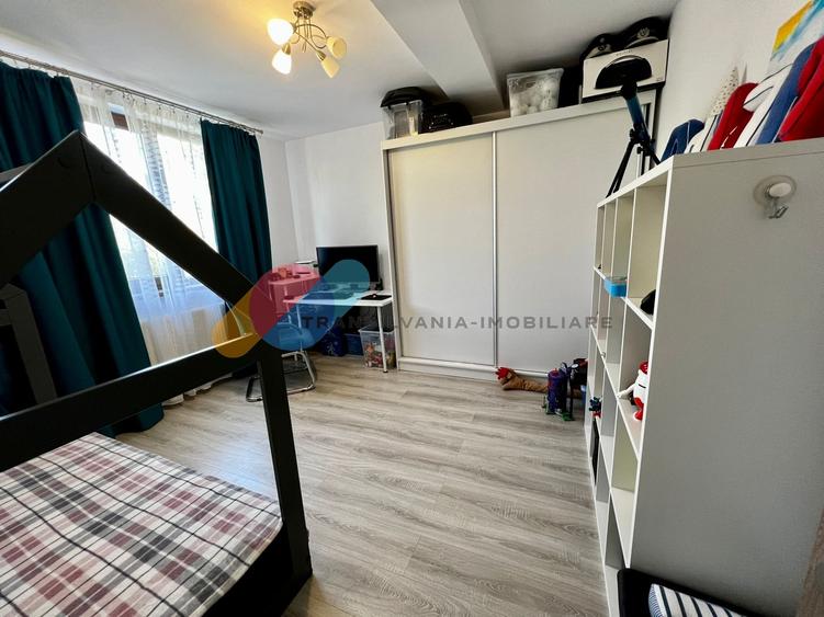 Apartament cu 3 camere semidecomandat, mobilat în Zorilor