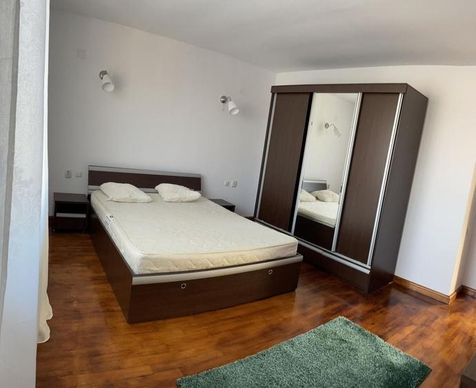 Apartament cu 3 camere decomandat, mobilat în Cetate
