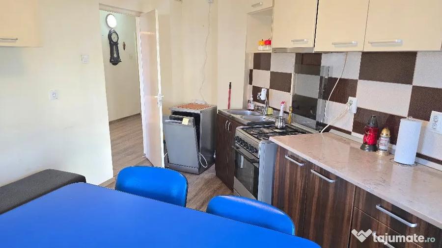 Apartament cu 4 camere decomandat în Decebal