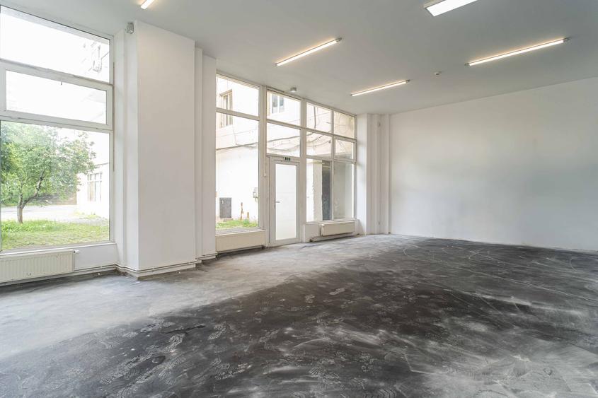 Spațiu comercial, de 311 mp, în Cug