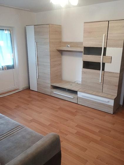 Apartament cu 3 camere semidecomandat în Exterior Vest