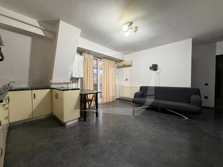 Apartament cu 3 camere semidecomandat, mobilat în Gherla