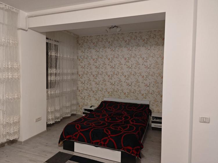 Garsonieră decomandată în Roșu
