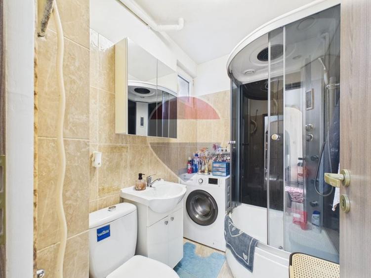 Apartament cu 3 camere semidecomandat în Rahova