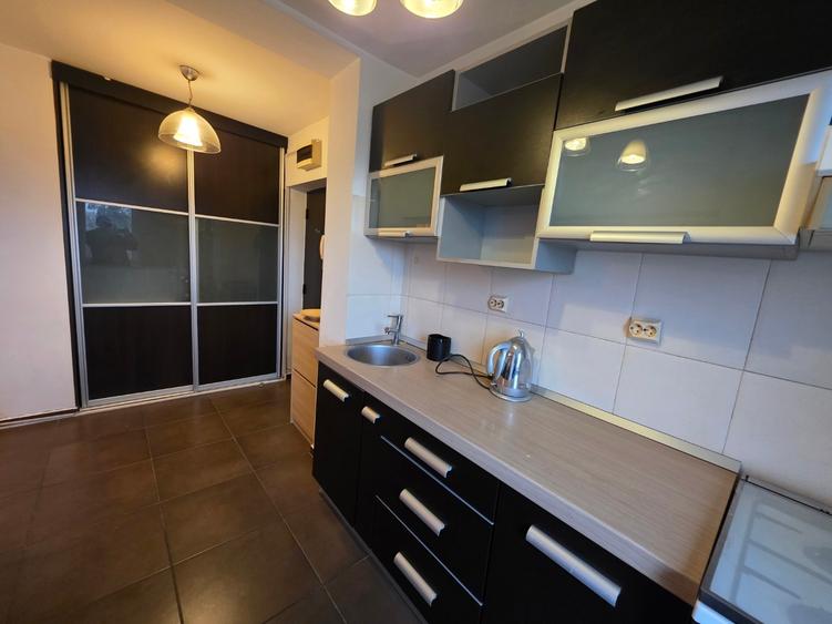 Apartament cu 3 camere semidecomandat, mobilat în Titan