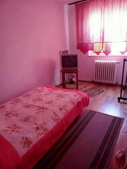 Apartament cu 3 camere semidecomandat în Sud