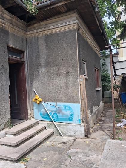 Casă individuală cu 5 camere cu Canalizare în 1 Mai