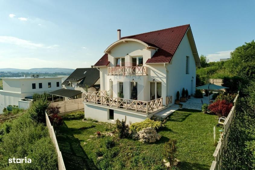 Casă cu 4 camere decomandat în Borhanci