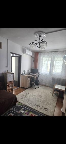 Apartament cu 2 camere semidecomandat în Craiovița Nouă