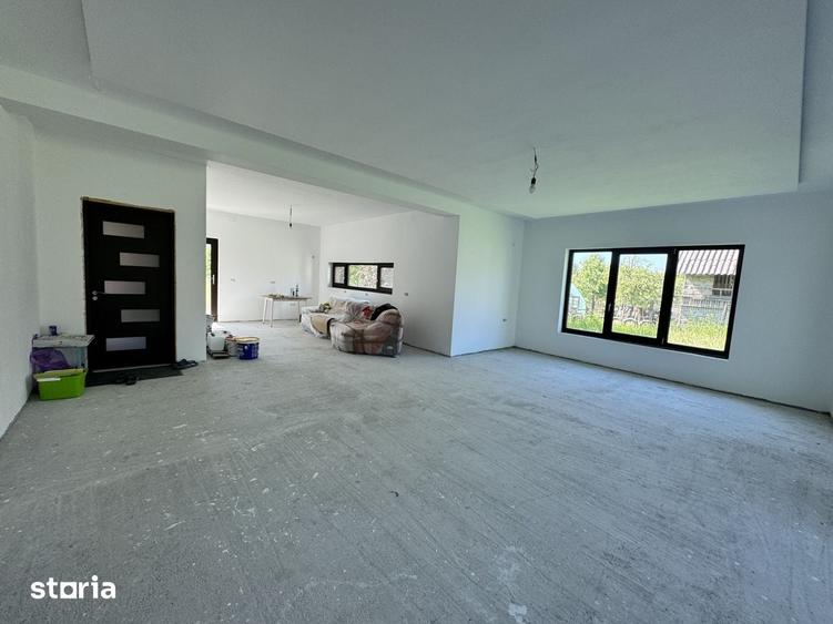 Casă cu 6 camere cu Teren 2147 Mp în Cetățeni