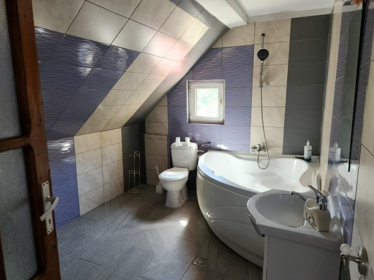 Casă individuală cu 6 camere cu Canalizare în Luna de Sus