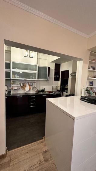 Apartament cu 3 camere semidecomandat, mobilat în Universitate