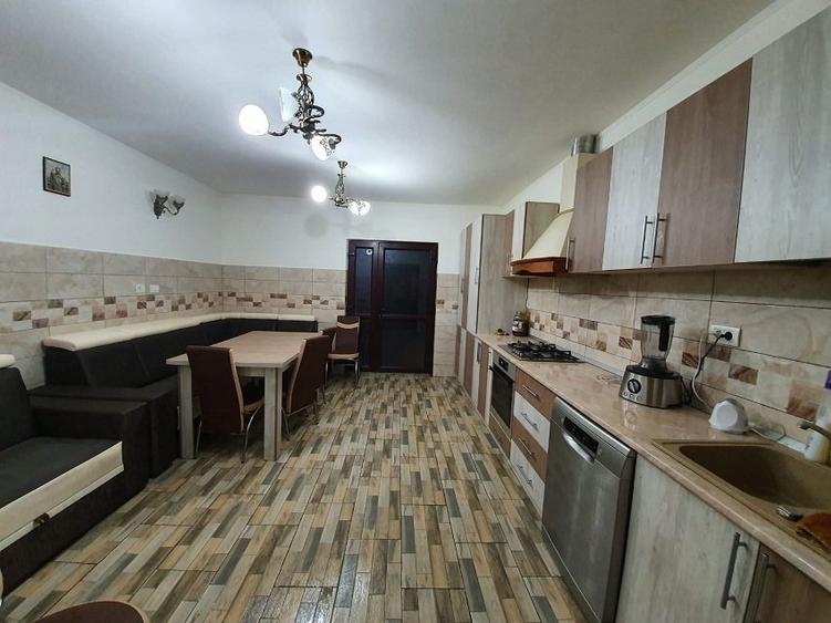 Casă individuală cu 4 camere cu Garaj în Exterior Est