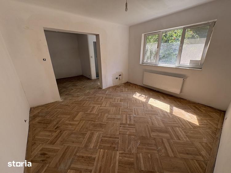 Casă cu 8 camere cu Teren 233 Mp în Decebal