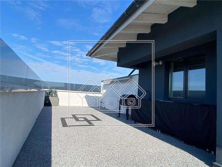Penthouse cu 3 camere decomandat în Exterior Vest