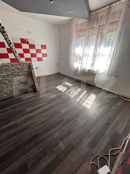 Casă individuală cu 5 camere cu Canalizare în Ghirodei