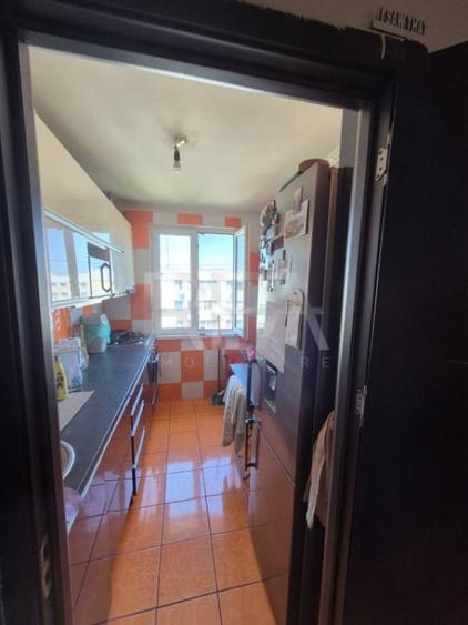 Apartament cu 3 camere semidecomandat în Colentina