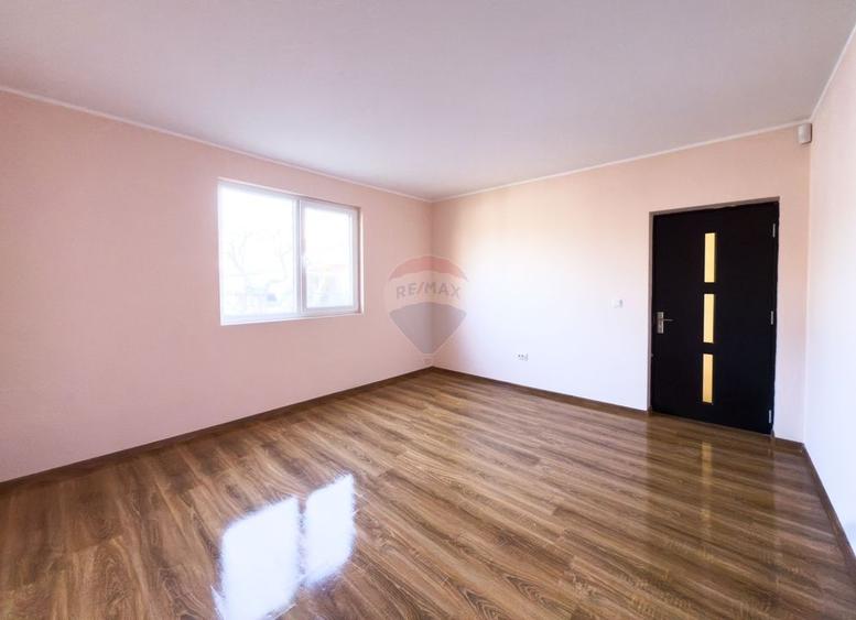 Casă cu 8 camere cu Teren 440 Mp în Central