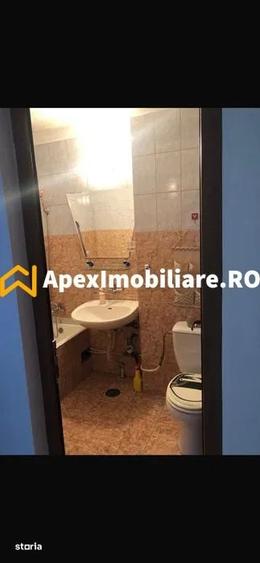 Apartament cu 3 camere semidecomandat în Grivița