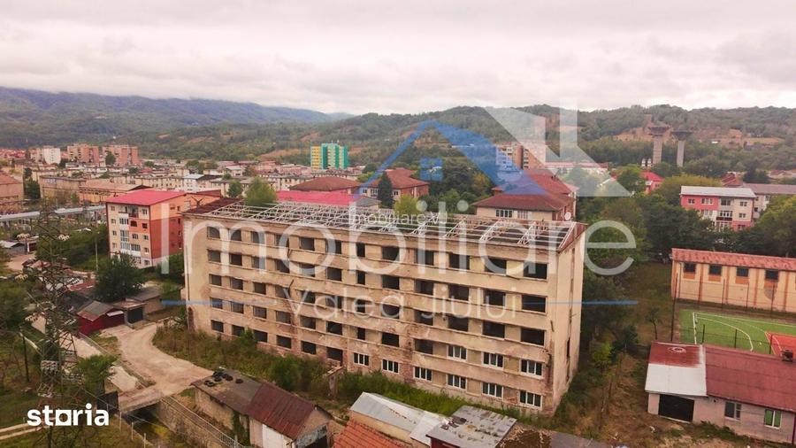 Bloc 5 niveluri, 40 de apartamente Str. Independen?ei | Petro?ani