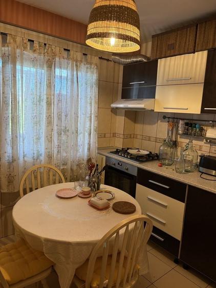 Apartament cu 3 camere decomandat în Aviației