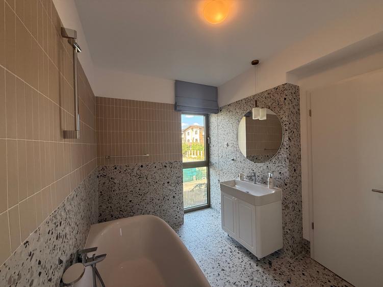 Apartament cu 3 camere în Sisești