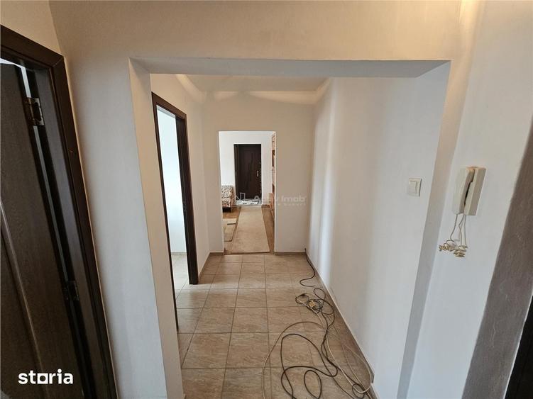 Apartament cu 3 camere semidecomandat în Central